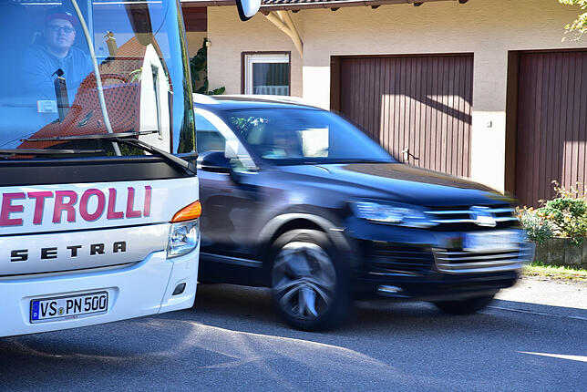 Deutlich zu schnell am Schulbus vorbeigefahren ist dieser Autofahrer. Er erhält eine Verwarnun von der Schüerpolizei. Bei einer echten ...