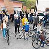 Rund 50 Uracher Radfahrer empfangen den Ortschaftsrat mit Ortsvorsteher Martin Schneider vor der Sitzung, bei der auch Bürgermeister ...