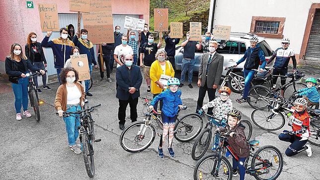 Rund 50 Uracher Radfahrer empfangen den Ortschaftsrat mit Ortsvorsteher Martin Schneider vor der Sitzung, bei der auch Bürgermeister ...