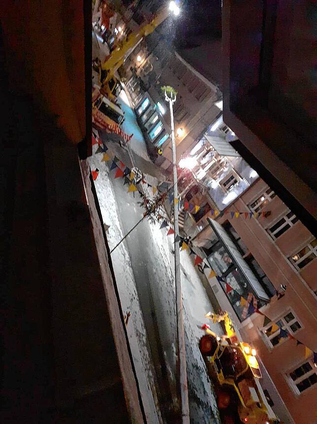 Bild 3: Plötzlich stand der große Narrenbaum! Bilder von der ungewöhnlichen Aktion am Mittwochabend in Stockach