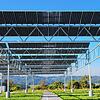 Diese Agrophotovoltaikanlage entstand als Pilotprojekt bereits 2016 in Heggelbach und macht eine Nutzung des Bodens möglich. Die ...