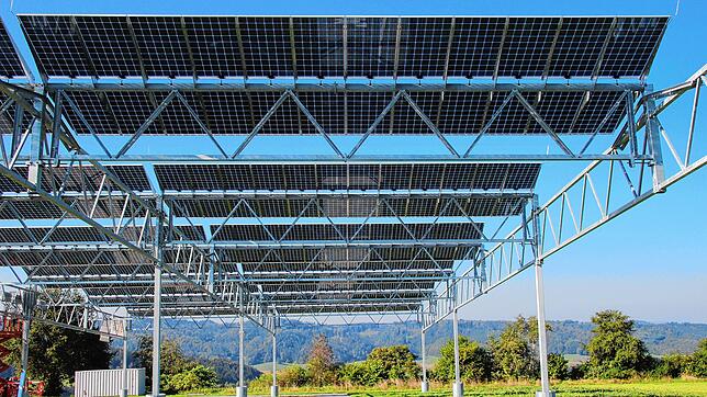 Diese Agrophotovoltaikanlage entstand als Pilotprojekt bereits 2016 in Heggelbach und macht eine Nutzung des Bodens möglich. Die ...