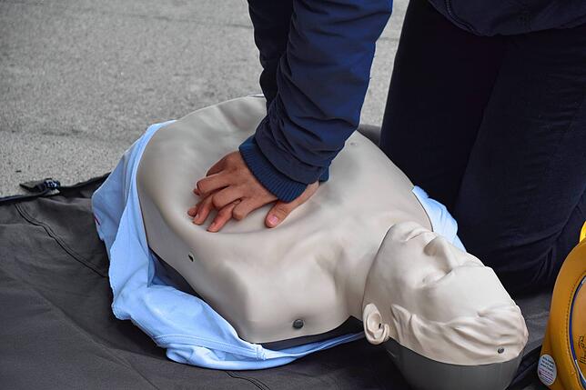 Zweiter Schritt: Die Herzdruckmassage ist lebenswichtig – sie kommt noch vor dem Einsatz des Defibrillators.