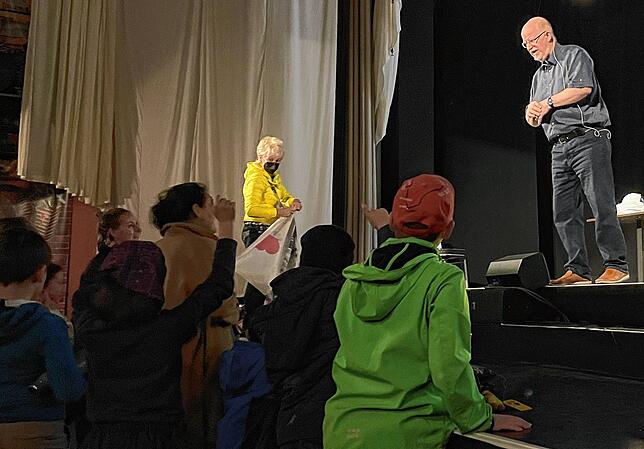 Viele Fragen der Kinder an Joachim Lerch.