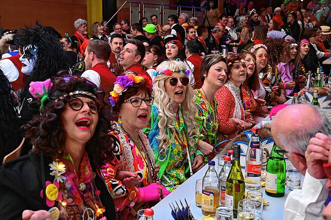 Die Stimmung ist prima beim Ball der Katzenmusik. Es wird gesungen und geschunkelt.