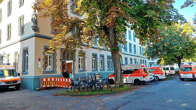 Zehn Wagen der Malteser fahren stundenlang zwischen dem Marienhaus im Paradies (Bild) und dem neuen Pflegeheim Haus Zoffingen hin und her.