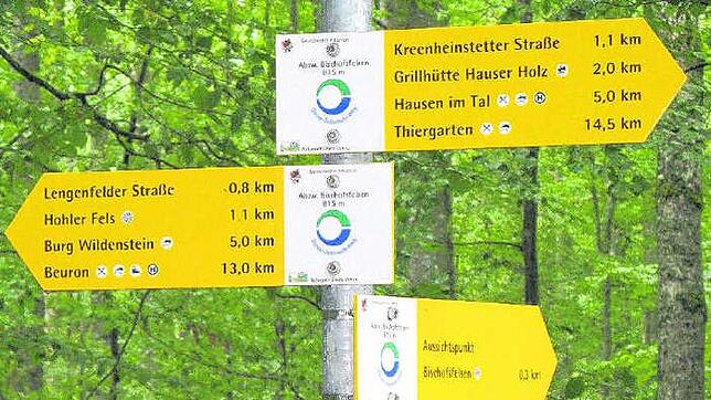Die Abzweigung zum Bischofsfelsen (815 Meter) weist den Weg zum Aussichtspunkt.