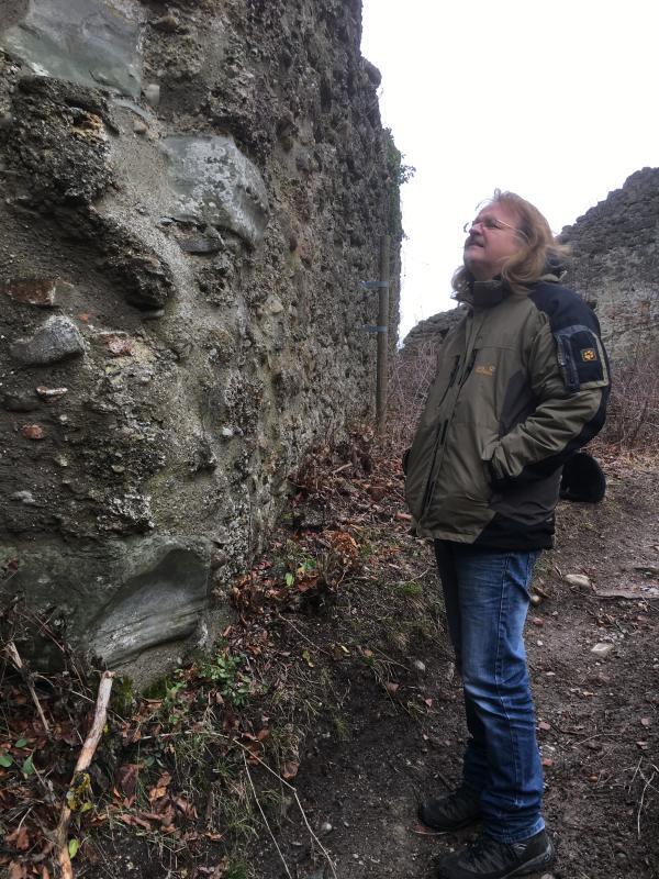 Rudolf Martin begutachtet bei einer Begehung der Ruine über Bodman die Reste des ersten Burgtores. Bilder: Claudia Ladwig