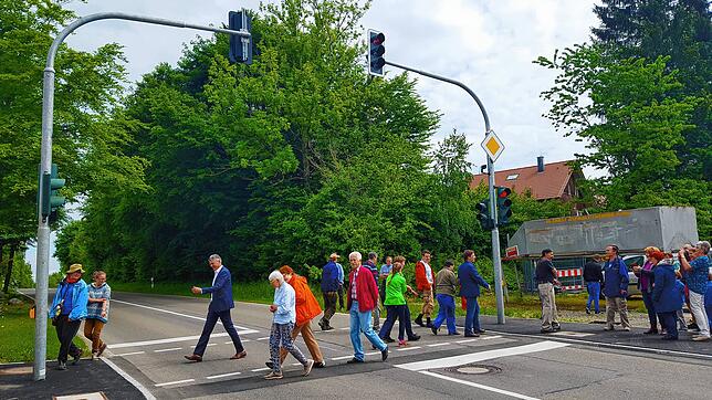 Beim Eröffnungsfest muss die Ampelanlage ihren ersten Härtetest bestehen. Zahlreiche Male drücken die Besucher den Knopf.