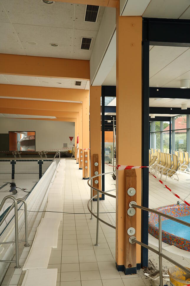 Die Stahlstützen in der Schwimmhalle. Im Bodenbereich sind sie besonders korrissionsanfällig.
