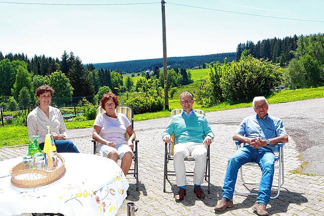 Mit einer Onlinepetition wollen Simone Adam, Edeltraud Simmerer, Jürgen Adam und Armin Simmerer (von links) das Minihaus-Projekt ...