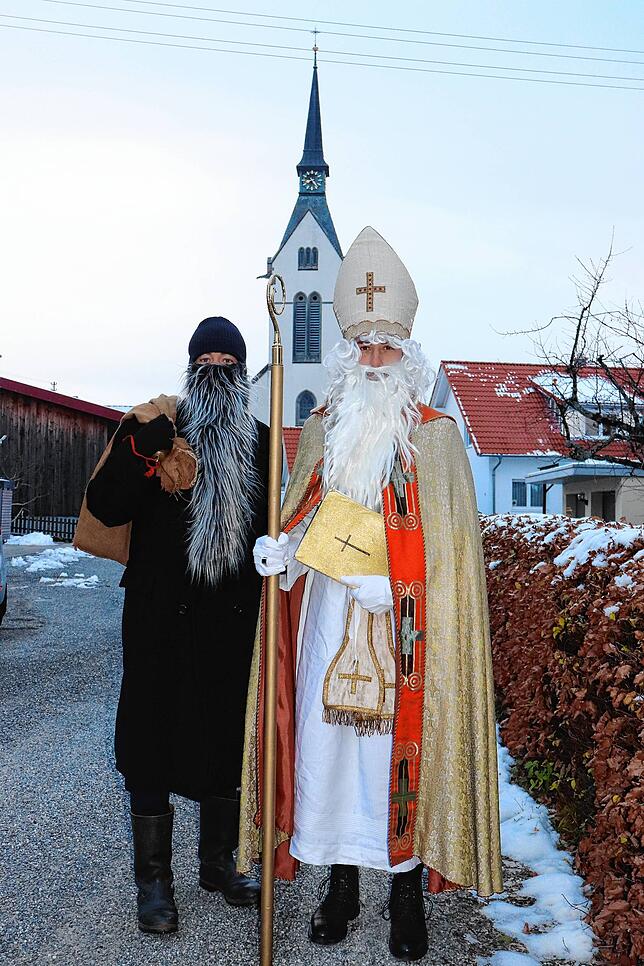 In Schale geworfen: Knecht Ruprecht und der Nikolaus bereit für den Besuch.