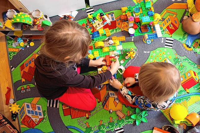 Noch spielen die beiden Schwestern Merle (links) und Enna zuhause im Kinderzimmer miteinander. Ab Montag, 22. Februar, soll das auch ...
