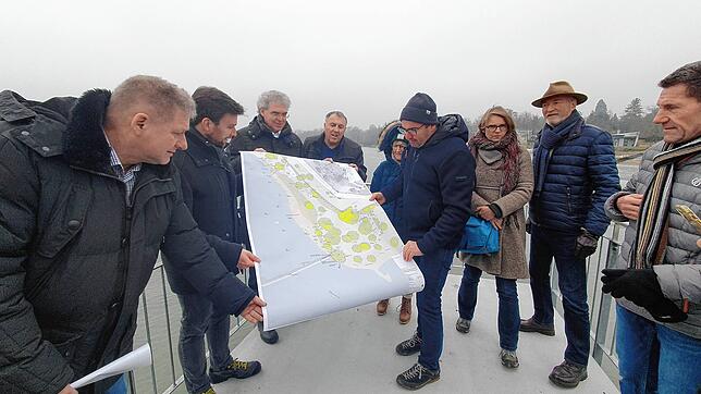 Mitglieder des Gemeinderats besichtigen die Strandbad-Baustelle und informieren sich über den Fortschritt der Arbeiten, ...