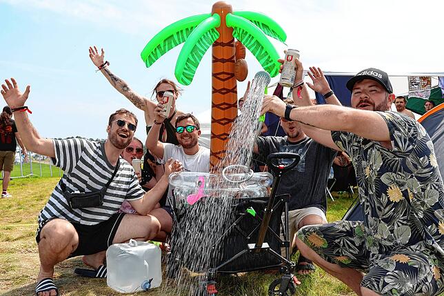 Bild 3: Kühle Getränke, coole Outfits und Lametta: So schön feiern die Southside-Besucher auf dem Zeltplatz