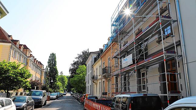 Eines der Gründerzeithäuser in der Buchnerstraße wird saniert. Das Gebäude unterliegt dem Ensembleschutz. Das bedeutet, dass die ...