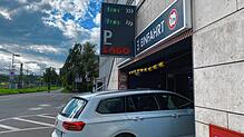 Ein Auto fährt ins Lago-Parkhaus. Die Preise wurden vor Kurzem – für einige Kunden höchst überraschend – erhöht.