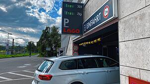 Ein Auto fährt ins Lago-Parkhaus. Die Preise wurden vor Kurzem – für einige Kunden höchst überraschend – erhöht.