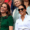 Die Herzoginnen Kate (links) und Meghan amüsieren sich im Juli 2019 beim Tennisturnier in Wimbledon &ndash; von Streit keine Spur.