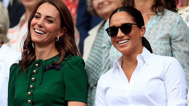 Die Herzoginnen Kate (links) und Meghan amüsieren sich im Juli 2019 beim Tennisturnier in Wimbledon &ndash; von Streit keine Spur.