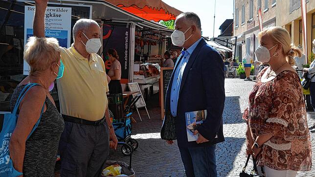 Bürgermeisterkandidat Markus Lauffer (Zweiter von rechts) und seine Partnerin Jeanette Häuser (rechts) im Gespräch mit ...