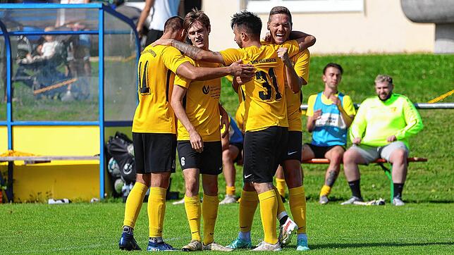 Jubel beim FC Öhningen-Gaienhofen rund um die Nummer 31, Alessandro Fiore Tapia, der alle drei Treffer beim 3:0-Erfolg gegen den SV ...