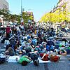 Wirft der Klimawandel die Menschheit zu Boden? Etliche Teilnehmer des Globalen Klimastreik sorgen am Ende des Protestzugs in Konstanz in ...