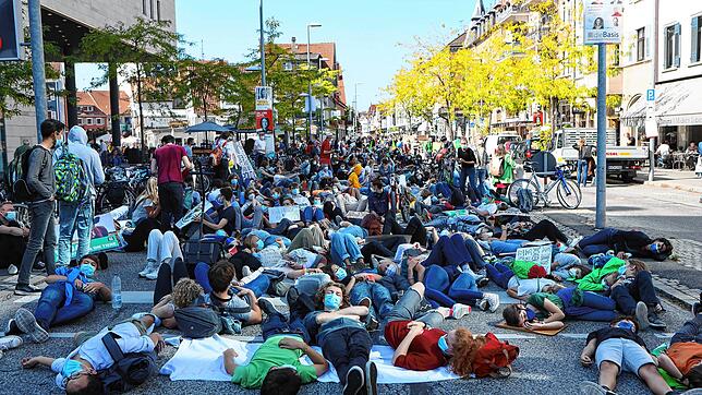 Wirft der Klimawandel die Menschheit zu Boden? Etliche Teilnehmer des Globalen Klimastreik sorgen am Ende des Protestzugs in Konstanz in ...