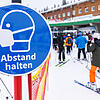 Ein Schild mit der Aufschrift "Abstand halten" hängt nahe der Talstation der Feldbergbahn an einem Pfosten, während dahinter ...