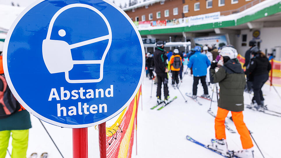 Skifahren am Feldberg Ein Schild mit der Aufschrift "Abstand halten" hängt nahe der Talstation der Feldbergbahn an einem Pfosten, während dahinter ...