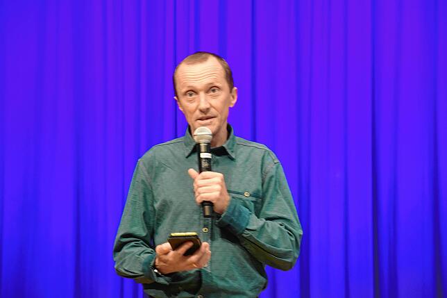 Peter Knorre vom Kinder- und Jugendhaus in Bad Säckingen führte durch das Vorprogramm bei der Wahlarena des Jugendparlamentes in Bad ...