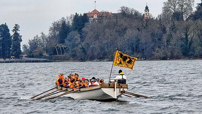 Die Ruderer aus Überlingen kurz vor ihrer Ankunft auf der Insel Mainau.