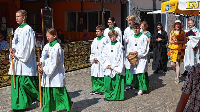Bild 13: Reges Treiben beim Stadtfest am Samstagabend und Sonntagmorgen