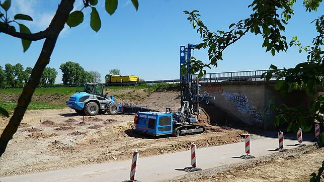Bohrungen nach explosiven Hinterlassenschaften – Tiefbau-Spezialisten sondieren Meter für Meter diesen Bereich, in dem Storz später die ...