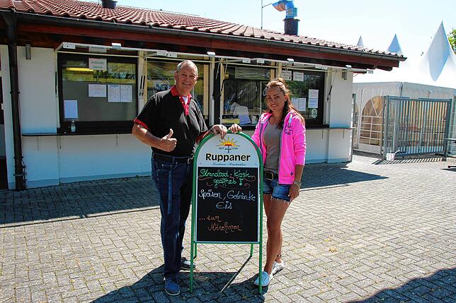 Natascha Kappler-Burghardt steht mit ihrem Vater Karl-Heinz Burghardt vor dem Bistro im Strandbad Dingelsdorf.