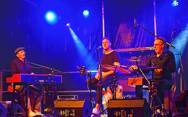 „Herrenmusik“ mit aktuellem Rock, Pop und Jazz präsentierten beim Hüfinger Open-Air-Konzert am Freitag Abend am Römerbad im ...