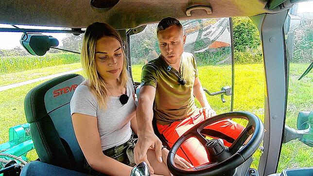 Jede Menge Knöpfe: Paddy und Julia im Traktor.