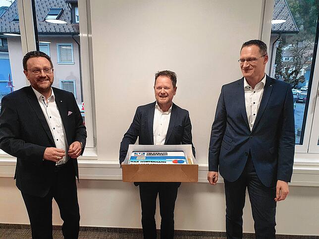 Projektsteuerer Harry Messinger (Mitte) überreicht den Vorständen Thomas Hintermeier (links) und Stefan Aust eine Torte im ...