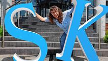 Passen zusammen: Aurelia Scherrer, seit kurzem festangestellte Autorin im Team der Lokalredaktion Konstanz, und der SÜDKURIER.