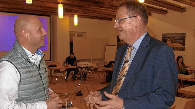 Der Reichenauer Bürgermeister Wolfgang Zoll (rechts) hofft auf ein erfolgreiches Jahr 2023. Hier ist er im Gespräch mit dem Bürger ...