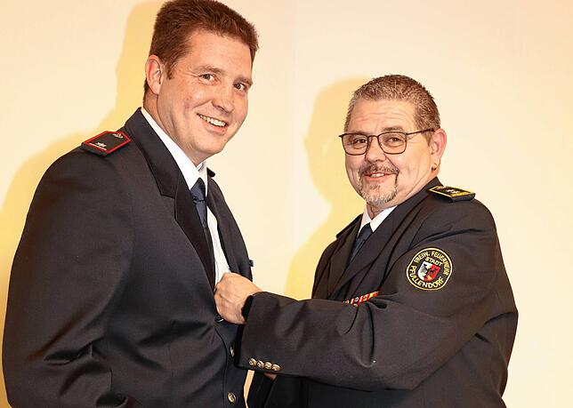 Manuel Dippel (links) wird von Dieter Müller geehrt für 25 Jahre.