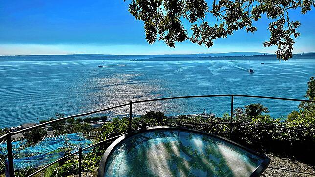Dieser herrliche Ausblick bot sich vom Aussichtspunkt Ödenstein am Droste-Hülshoff-Weg in Meersburg auf den Bodensee.