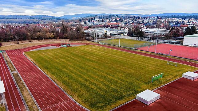 Eine Luftaufnahme des Untersee Stadions in Radolfzell. Für Werbeflächen in den Stadien und Sporthallen möchte die Stadt eine Regelung ...