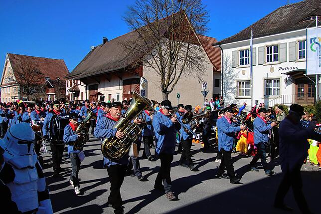 Bild 3: So bunt geht es beim Rosenmontagsumzug 2025 zu