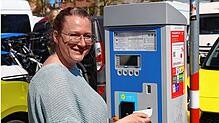 Susanne Akkermann aus Esslingen zieht vor einem Stadtbummel am Döbele einen Parkschein. Ein Unterschied der Parkgebühr zu Esslingen ist ...