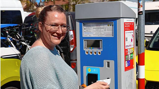 Susanne Akkermann aus Esslingen zieht vor einem Stadtbummel am Döbele einen Parkschein. Ein Unterschied der Parkgebühr zu Esslingen ist ...