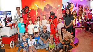 Kinder des Kindergartens St. Anna tauchen mit Nikolaus Arnold in die Welt des Schwarzwaldmuseums ein. Foto: Kiga