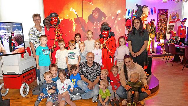 Kinder des Kindergartens St. Anna tauchen mit Nikolaus Arnold in die Welt des Schwarzwaldmuseums ein. Foto: Kiga