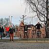 Freudensprünge auch bei den &bdquo;Großen&ldquo;: Nicht nur die kleinen Besucher dürften ihren Spaß am neuen Spielplatz haben, wie hier ...