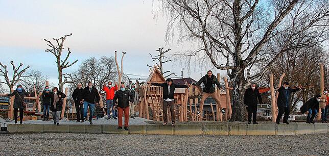 Freudensprünge auch bei den „Großen“: Nicht nur die kleinen Besucher dürften ihren Spaß am neuen Spielplatz haben, wie hier ...